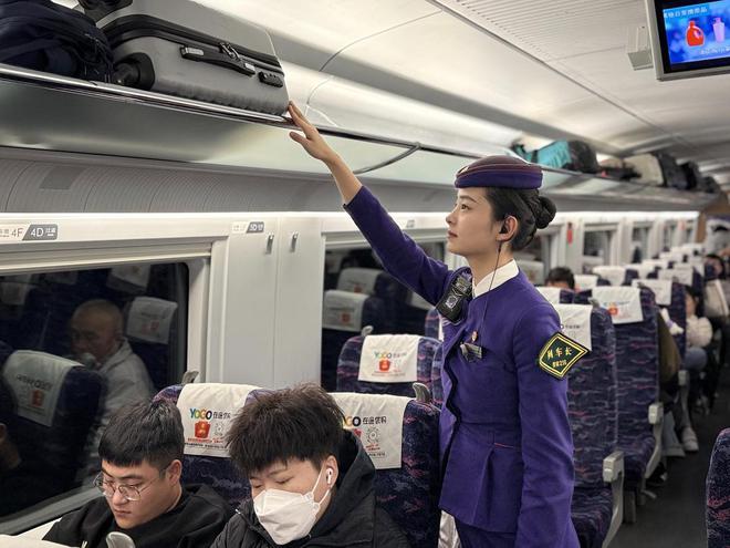 “值夜班”的高铁上她在轻声守护凯时尊龙人生山东交通春运故事丨(图1)