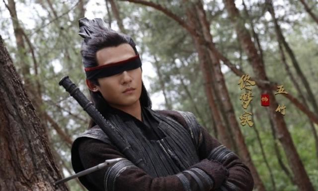 罩帅气摘掉后险些没认出来他反差感也太强了尊龙凯时人生就是搏平台国色芳华：戴上眼(图9)