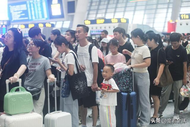 大军背后藏着中国交通的温度与速度!凯时尊龙凌晨3点的杭州东站:返程(图7) 大军背后藏着中国交通的温度与速度!凯时尊龙凌晨3点的杭州东站:返程(图7)