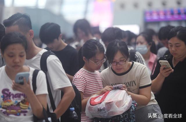 大军背后藏着中国交通的温度与速度!凯时尊龙凌晨3点的杭州东站:返程(图14) 大军背后藏着中国交通的温度与速度!凯时尊龙凌晨3点的杭州东站:返程(图14)